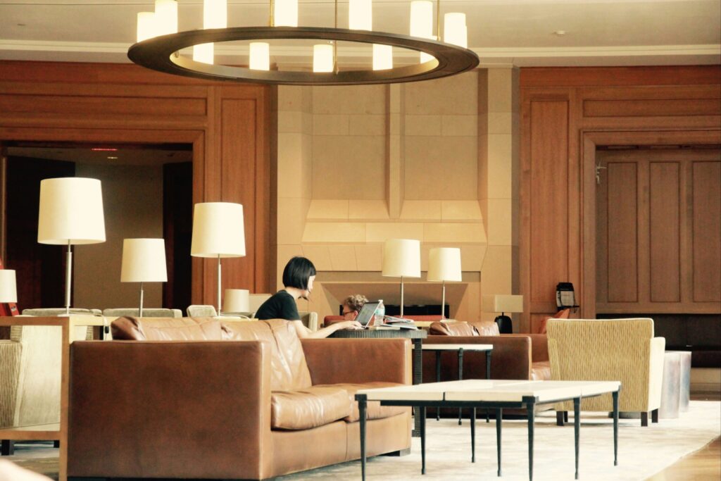 How Employee Experience Improves Guest Satisfaction in Hotels